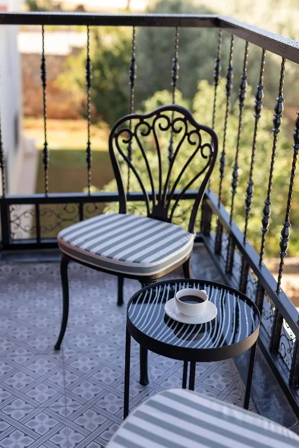 Motif Hotel Кешме